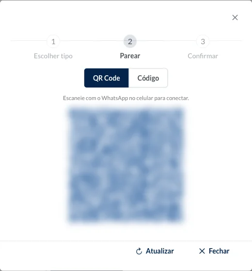 Passo Parear com a opção QR Code marcada, a instrução Escaneie com o WhatsApp no celular para conectar e o QR Code, borrado nesta captura.