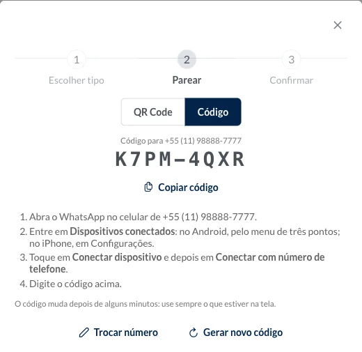Código de pareamento de exemplo na tela, em dois grupos de quatro caracteres, com o botão Copiar código e os quatro passos para digitá-lo no WhatsApp.