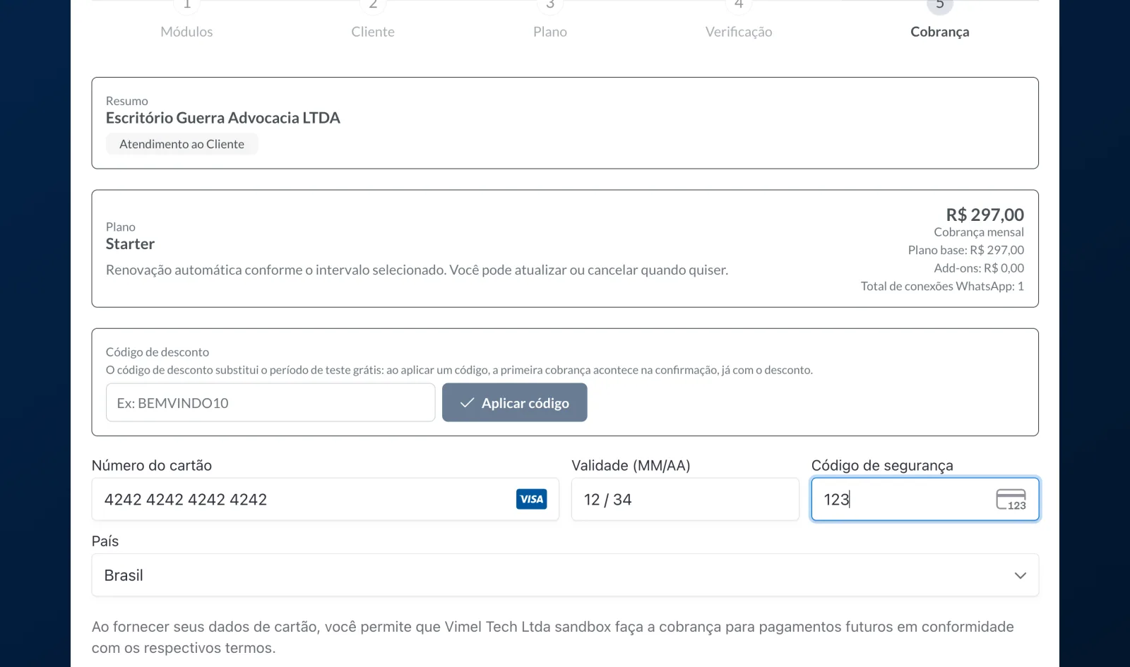 Passo Cobrança, com o resumo do cliente e do plano, o campo de código de desconto e os campos do cartão preenchidos com um cartão de exemplo.
